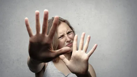 O adolescentă de 15 ani, bătută crunt de trei fete. Rudele acuză autoritățile: ”Este incredibil ce se poate întâmpla fără ca nimeni să ia vreo măsură”