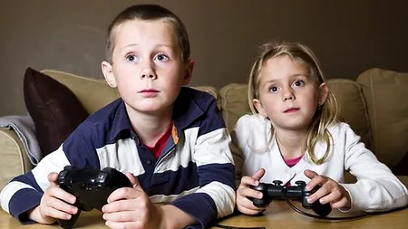STUDIU. Copiii care petrec mai puțin timp la TV și calculator învață mai bine, sunt mai puțin violenți și prezintă un risc de obezitate mai scăzut