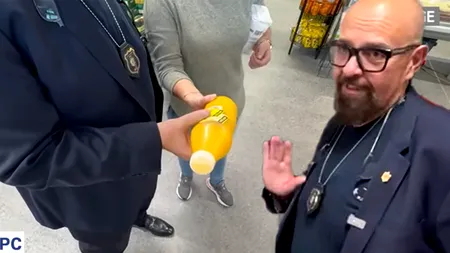 Ce a găsit Piedone sub eticheta acestei sticle de suc din Mega Image. Detaliul bulversant observat de șeful ANPC