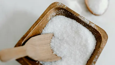 Consumăm de peste 2 ori mai multă sare decât LIMITA recomandată de OMS