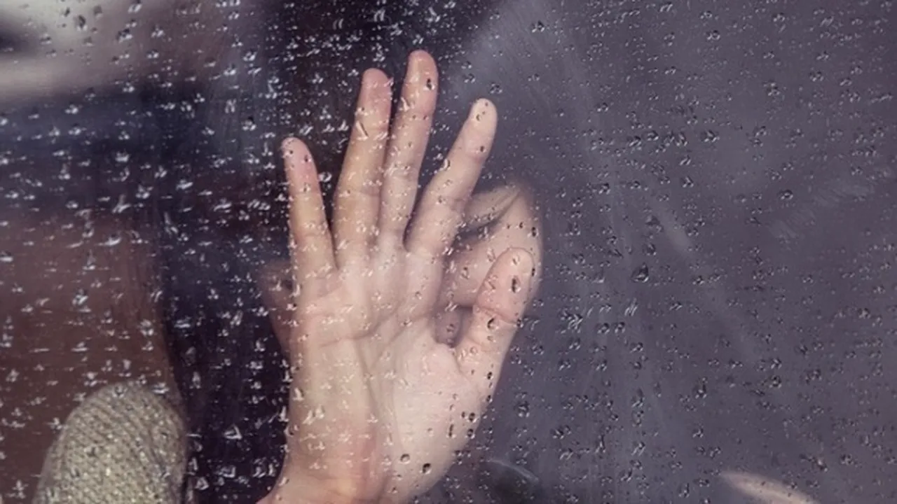 HALUCINANT. Un bărbat a bătut-o și i-a dat foc fiicei sale de 24 de ani: „A auzit totul, a venit în camera mea și a început să mă bată”