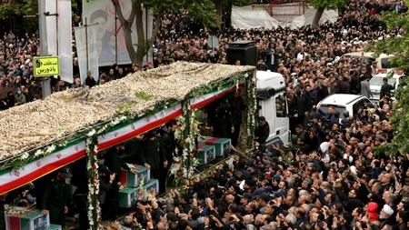 Mii de oameni participă la funeraliile președintelui Iranului /RUSIA atribuie Statelor Unite responsabilitatea pentru accident
