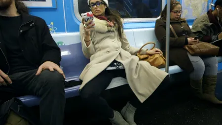 Experiment inedit: ce se întâmplă când o femeie stă crăcănată în metrou, precum un bărbat