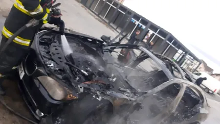 Incident în județul Sibiu. O mașină s-a făcut scrum după ce a luat foc în timp ce staționa