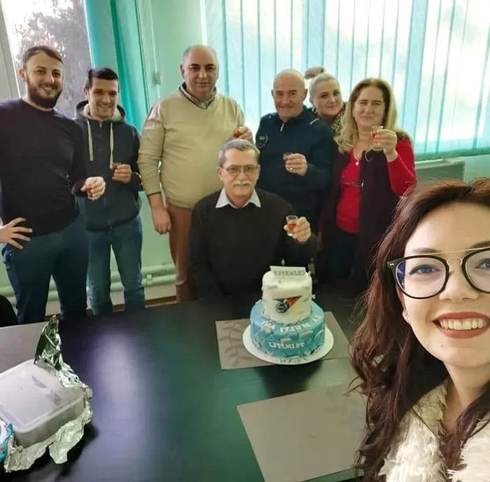 Ioan Crișan, alături de angajați de la firma sa, Crimatex. Foto: Facebook Aurora Ardelea, director executiv Crimatex