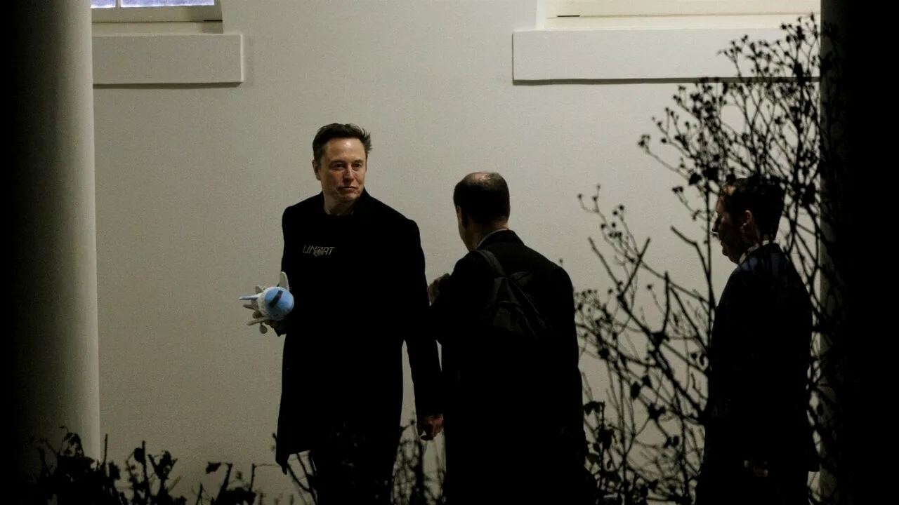 Elon Musk îl critică vehement pe președintele CCR, în contextul polemicilor privind anularea scrutinului prezidențial /„Este tiran, nu judecător”