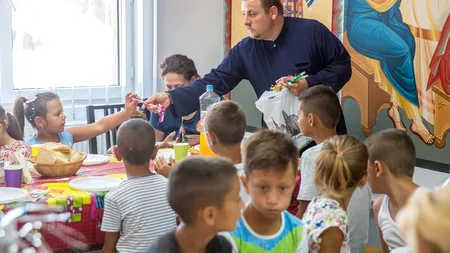 ÎNGERUL PĂZITOR din Lada, satul din Teleorman unde SĂRĂCIA e la ea acasă. Copiii și bătrânii FLĂMÂNZI primesc mese calde la cantina bisericii