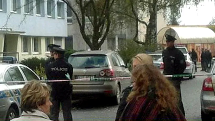 O femeie a înjunghiat mortal un băiat și a rănit două fete și un polițist, la o școală din Cehia