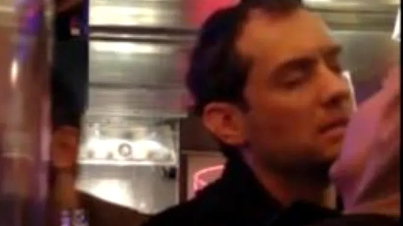 Un filmuleț în care apare actorul Jude Law și un playmate din Ungaria, face furori pe internet - VIDEO