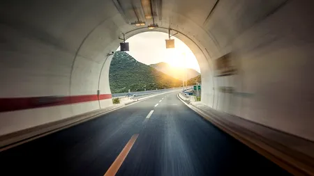 FOTO Autostrada Sibiu-Pitești „prinde viteză”. Cum arată primul tunel săpat în stâncă din România? Se lucrează non-stop
