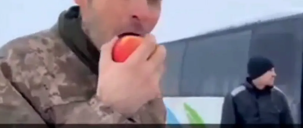 VIDEO | Reacția pe care a avut-o un soldat ucrainean, după ce a fost eliberat de ruși, în timp ce mânca un mar: „E chiar...”