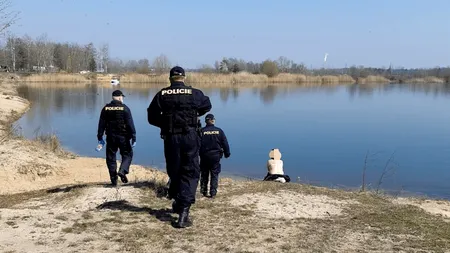 Chiar și NUDIȘTII trebuie să poarte măști de protecție. Un grup de cehi, avertizați că nu respectă regulile