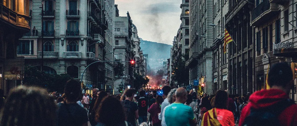 Madridul incendiază Barcelona! Liderul Cataloniei, suspendat din funcție pentru nesupunere!