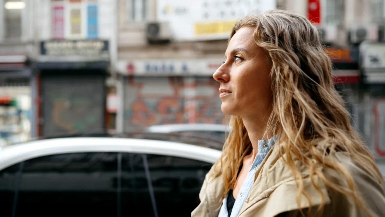 O femeie din Brăila a sunat imediat la 112, după ce a ridicat capota mașinii. Ce a găsit înăuntru