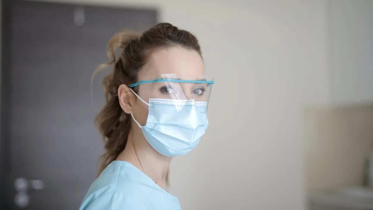 8 ȘTIRI DE LA ORA 8. Studiu american: Un nou tip de coronavirus ar putea trece dincolo de măștile de protecție