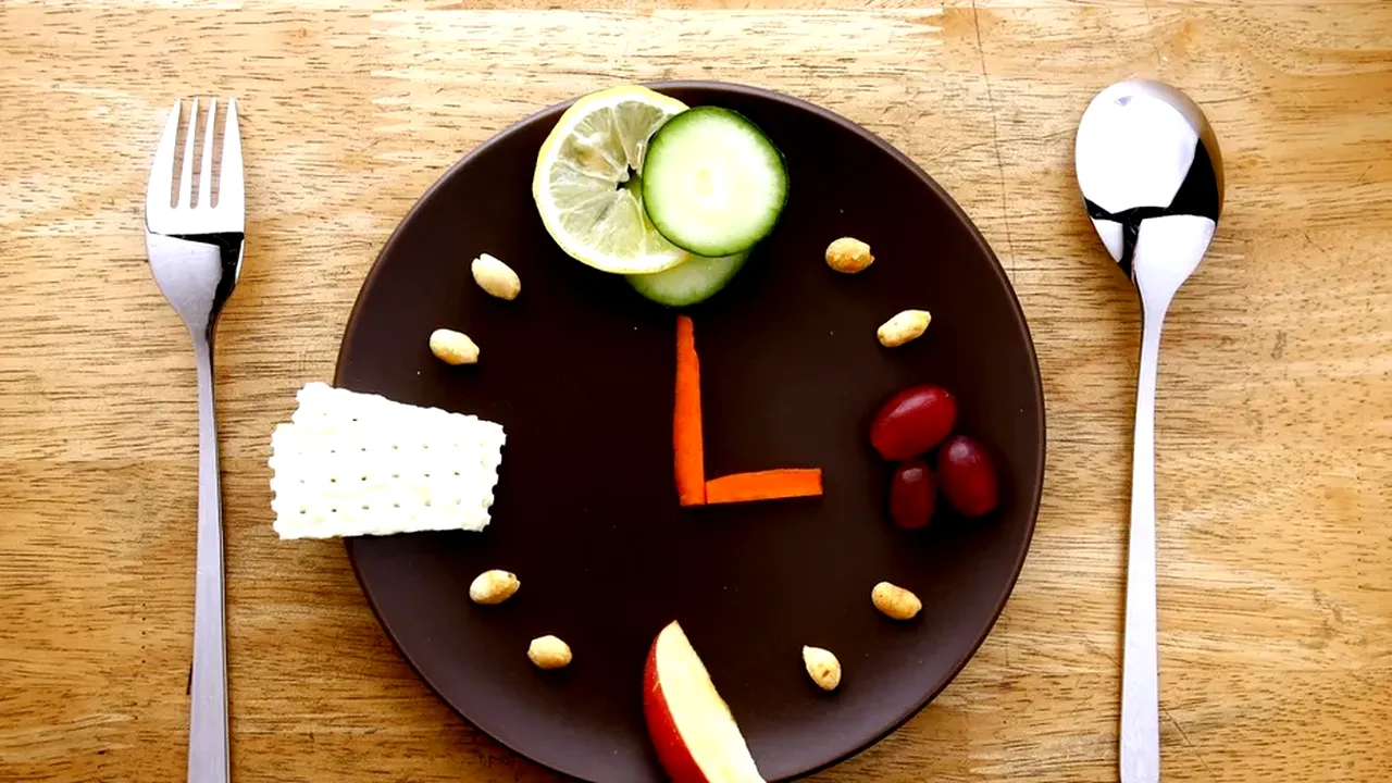 La ce oră EXACTĂ trebuie să iei micul-dejun și cina ca să scapi de burtă