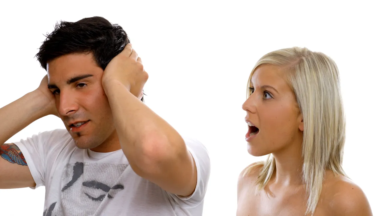 Lista BIZARĂ cu reguli STRICTE a unei fete pentru iubitul ei: Nu trebuie SĂ TE UIȚI la fete singure și trebuie să-mi spui CĂ MĂ IUBEȘTI o dată pe zi