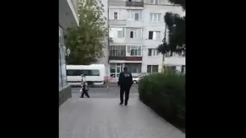 Un polițișt local beat, îmbrăcat în uniformă, a fost filmat în timp ce mergea clătinându-se pe stradă 