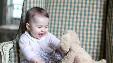 Primele fotografii cu prințesa Charlotte, la șase luni, publicate de familia regală britanică