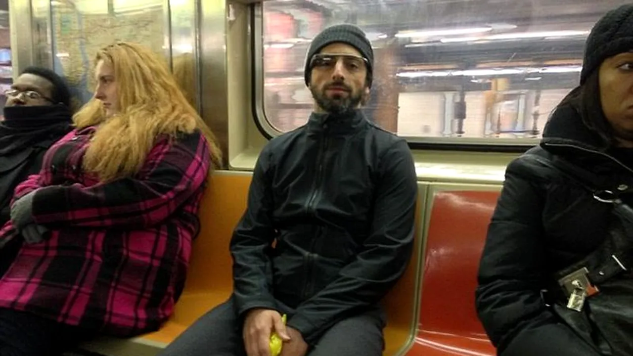 FOTO. Co-fondatorul Google, fotografiat în timp ce testa un nou gadget în metrou