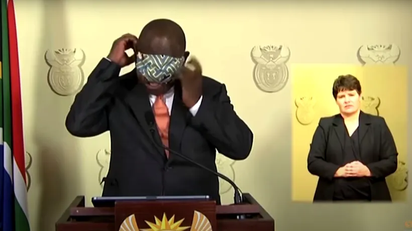HILAR. Președintele unei țări s-a făcut de râs când și-a pus masca de protecție pe ochi (VIDEO)