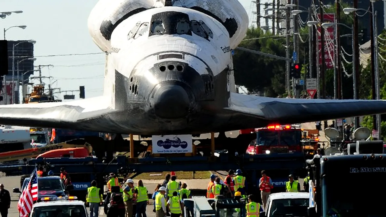 Cu naveta spațială pe străzile orașului. Imagini incredibile în Los Angeles. GALERIE FOTO