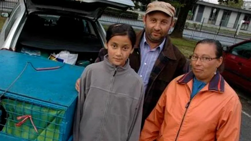 O familie din România locuiește în propria mașină în Franța, în apropierea școlii copiilor
