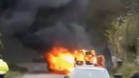 GÂNDUL LIVE. Un microbuz a fost mistuit de flăcări pe şoseaua Hunedoara - Teliucu Inferior. Ce s-a întâmplat cu șoferul