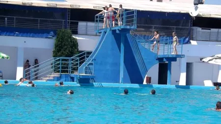 Cum a murit fetița de 7 ani care a sărit de la o trambulină în ștrandul din Geoagiu Băi