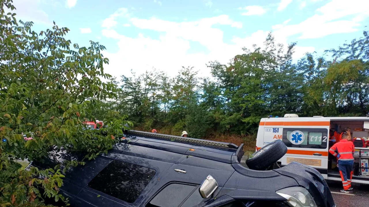 Duminică neagră pe șoselele din România. Doi bărbați au murit în accidente cumplite, iar un microbuz s-a răsturnat în Iași