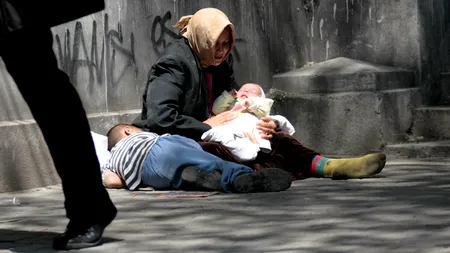 Copil de 3 ani, scos la cerșit de către părinții lui în sectorul 6 al Capitalei