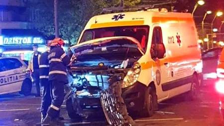 Accident între o ambulanță SABIF și o Dacia Duster, în București. Autosanitara transporta un pacient care are COVID-19