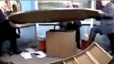 Doi jurnaliști s-au bătut în timpul unei emisiuni