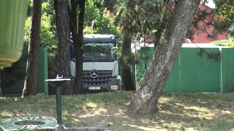POLUAREA din BUCUREȘTI | O companie a Primăriei Capitalei a reziliat contractul cu firma Ecogreen, acuzată că arunca deşeurile din parcurile municipiului în locuri neautorizate, provocând prejudicii semnificative mediului