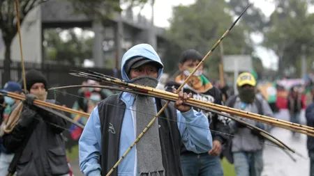Imagini incredibile în Columbia. Mai mulți protestatari au tras cu ARCUL în Ambasada americană de la Bogota