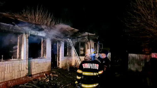 Incendiu într-o casă din comuna vrânceană Gologanu. Pompierii au găsit în interior trei trupuri carbonizate