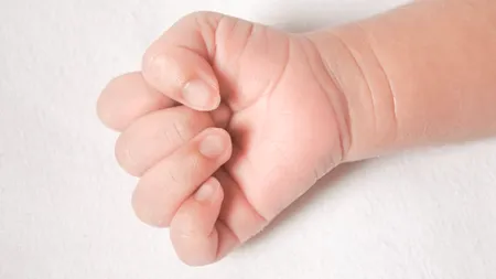 Caz revoltător în Galați: O femeie și-a ajutat fiica să nască, după care cele două au lăsat copilul să moară în grădină