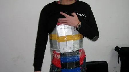 Bărbat prins la graniță cu 94 de iPhone-uri lipite de corp