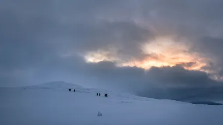 E cod roșu de vreme rea în România. ANM anunță vânt puternic și vijelii, vineri seară