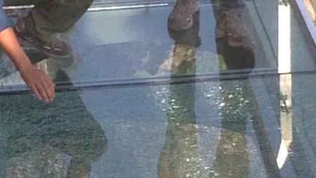 Celebrul pod de sticlă suspendat din China a CRĂPAT: ''Se sparge!''