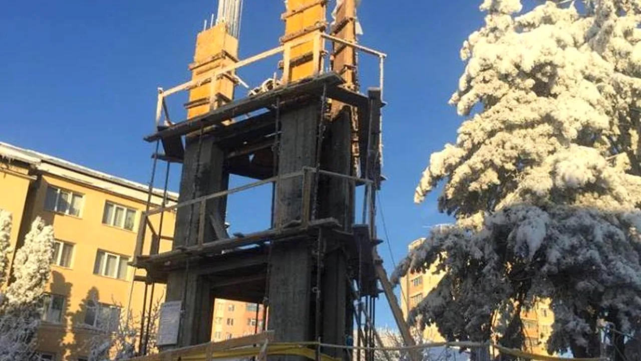 Un omagiu pentru EROII și foștii DEȚINUȚI politici. Turnul Unirii se constuiește la Suceava