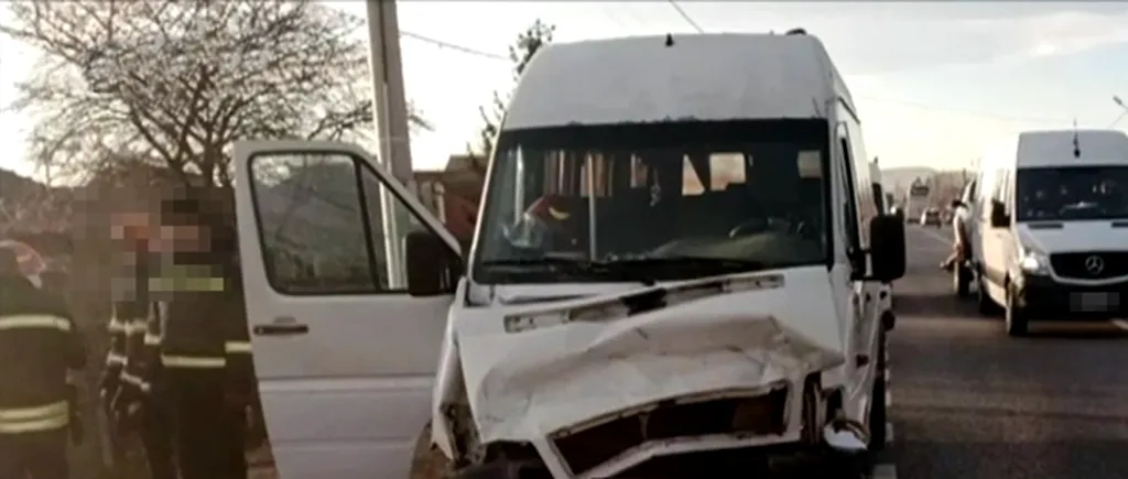 Microbuz școlar, implicat într-un accident în Bacău. Șapte elevi au ajuns la spital