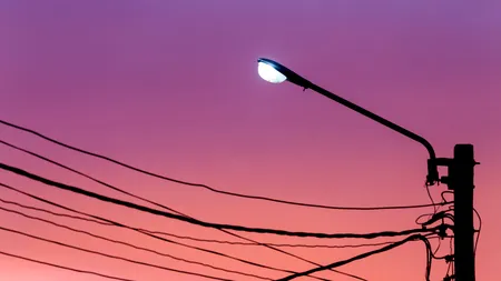Ai un stâlp de electricitate pe proprietate? Iată când poți cere bani și când legea nu îți dă dreptul la chirie