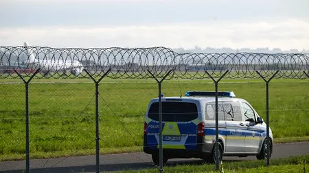 Noi proteste ale activiștilor ecologiști pe aeroporturi din GERMANIA /Zeci de curse aeriene au fost afectate