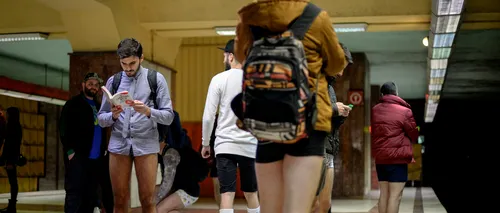 No Pants Subway Ride: bucureștenii s-au plimbat cu metroul în boxeri cu dantelă și pantaloni scurți - GALERIE FOTO