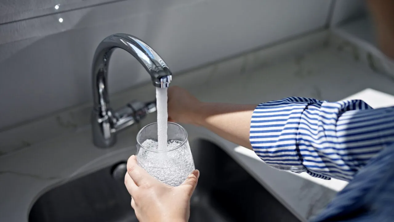 Poate fi consumată apa de la robinet? Ce spun specialiștii: „Trebuie să avem foarte mare grijă”