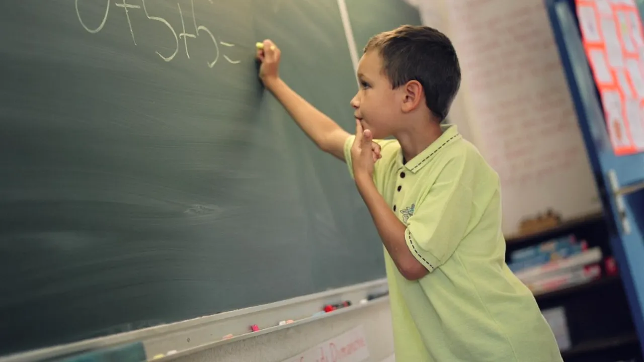 Situație de-a râsu'- plânsu': Exercițiul 2+2Ã—2-2Ã—2 a creat haos pe un grup al părinților. „Alo domnu'' medic ce operați? Nu auziți că nevasta mea e cu calculatorul de pe telefon în față?