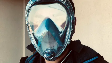 FABULOS. Au reușit să modifice o mască de snorkeling, pentru a putea fi purtată de medici