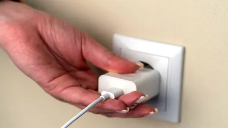 Ce se întâmplă dacă lași încărcătorul în priză, fără a fi conectat la telefon. Care sunt pericolele