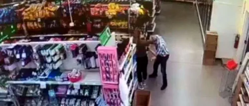 VIDEO. Un bărbat şi-a suflat nasul pe bluza angajatei unui magazin: Uite, o să folosesc asta ca mască